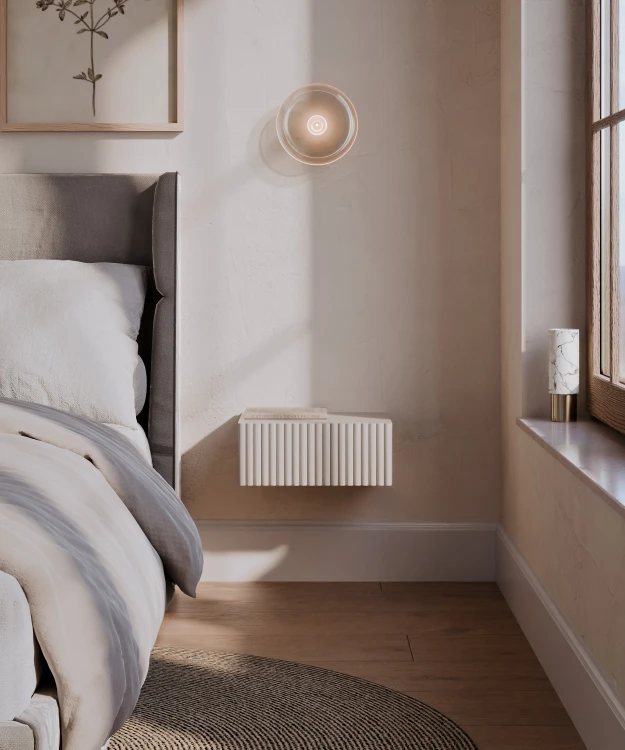 legancka szafka nocna wisząca KASZMIR z ryflowanym frontem i matowym wykończeniem. Modny design sprawia, że mebel idealnie pasuje do wnętrz nowoczesnych, glamour, japandi oraz skandynawskich.