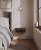Elegancka szafka nocna wisząca CZARNA z ryflowanym frontem i matowym wykończeniem. Modny design sprawia, że mebel idealnie pasuje do wnętrz nowoczesnych, glamour, japandi oraz skandynawskich.
